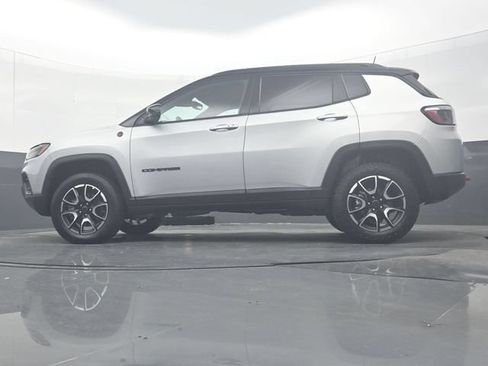 Used 2025 Jeep Compass Trailhawk AWD/4WD image 30
