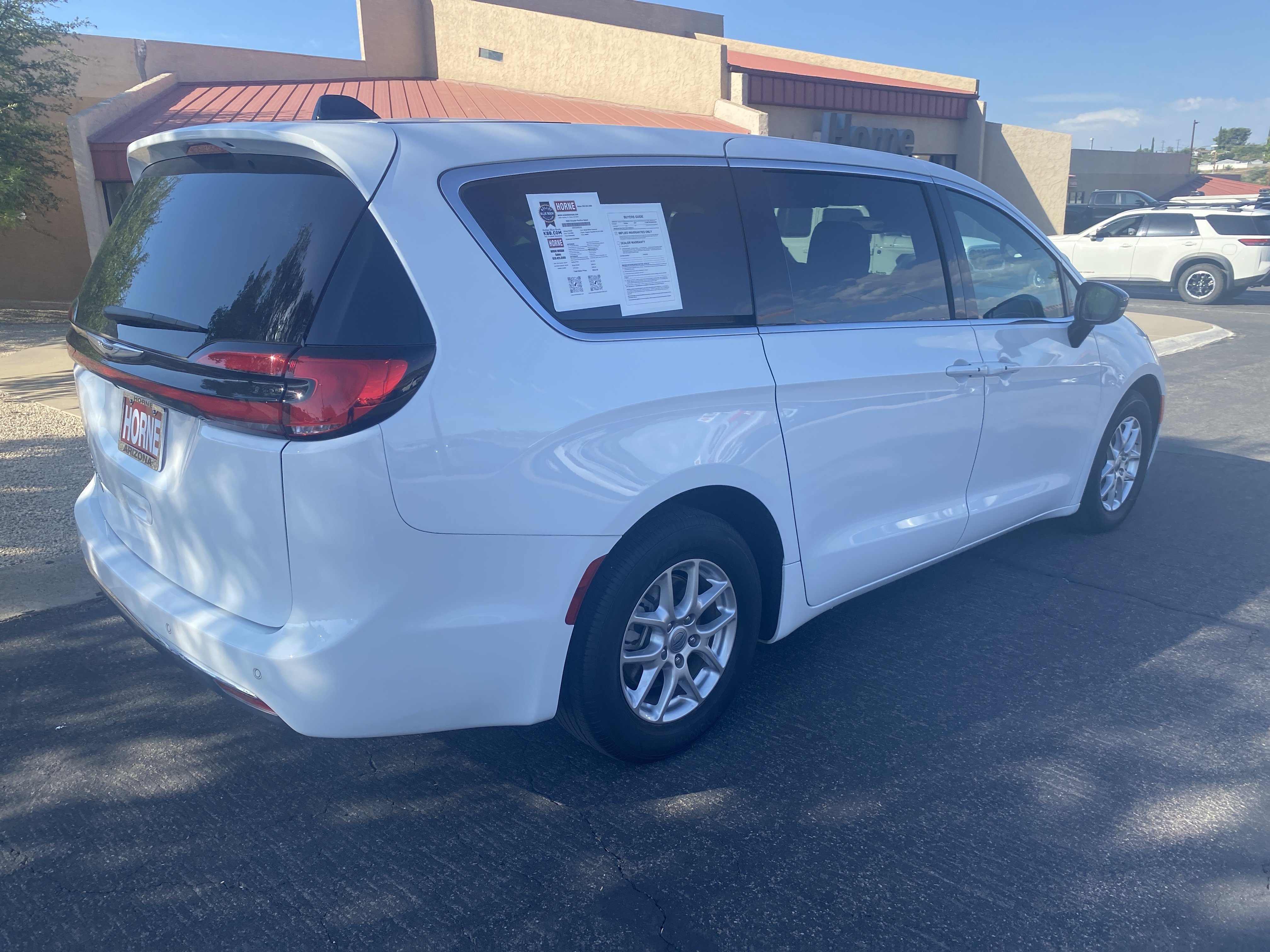 Used 2025 Chrysler Pacifica Select FWD image 4