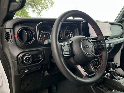 Used 2024 Jeep Gladiator Rubicon AWD/4WD image 14