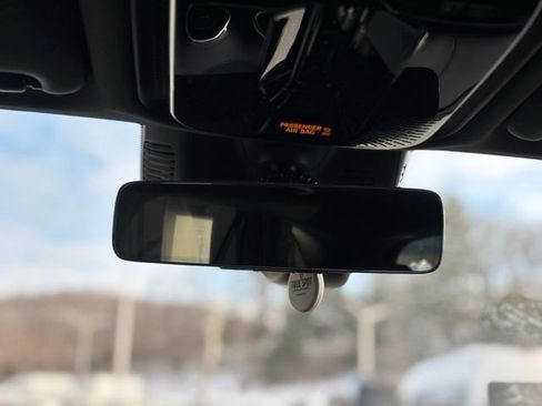 Used 2025 Mercedes-Benz GLC 300 4MATIC image 37