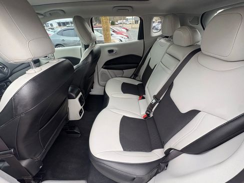 Used 2019 Jeep Compass Latitude FWD image 11