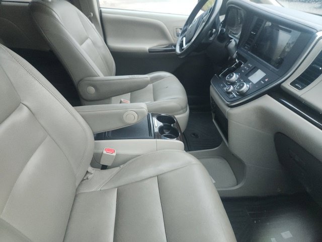 Used 2017 Toyota Sienna XLE AWD/4WD image 3