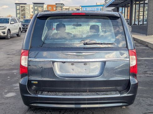 Used 2014 Chrysler Town & Country Touring image 6