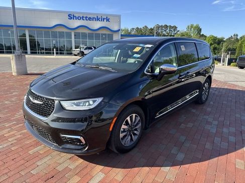 Used 2023 Chrysler Pacifica Limited image 4