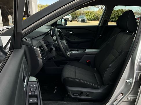 Used 2025 Nissan Rogue SV image 10