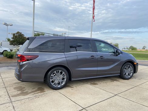New 2026 Honda Odyssey Touring image 11