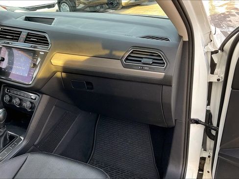 Used 2021 Volkswagen Tiguan SE image 12