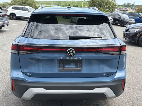 Used 2025 Volkswagen Tiguan SE w/ Panoramic Sunroof Package AWD/4WD image 5