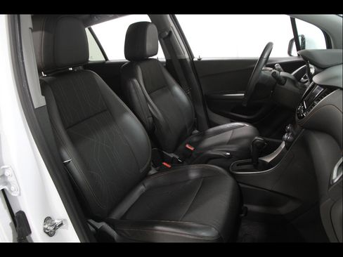 Certified 2022 Chevrolet Trax LT w/ LT Convenience Package image 16