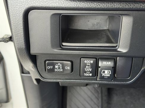 Used 2017 Toyota Tacoma TRD Sport w/ Tow Package (A/T) AWD/4WD image 30