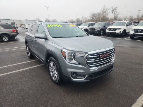 Used 2023 GMC Terrain SLT w/ Infotainment Package II image 9