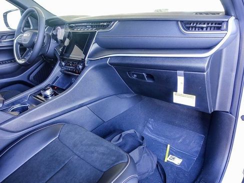 New 2025 Jeep Grand Cherokee L Altitude image 2