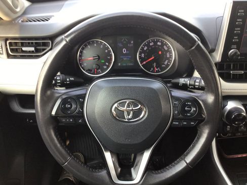 Used 2021 Toyota RAV4 XLE Premium image 8