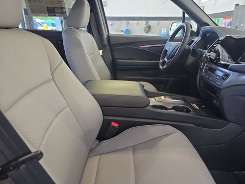 Used 2025 Honda Passport EX-L image 10
