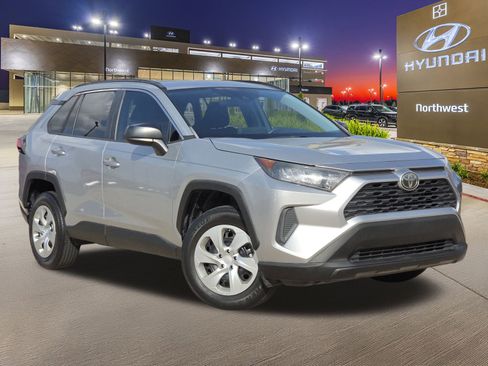 Used 2019 Toyota RAV4 LE image 3