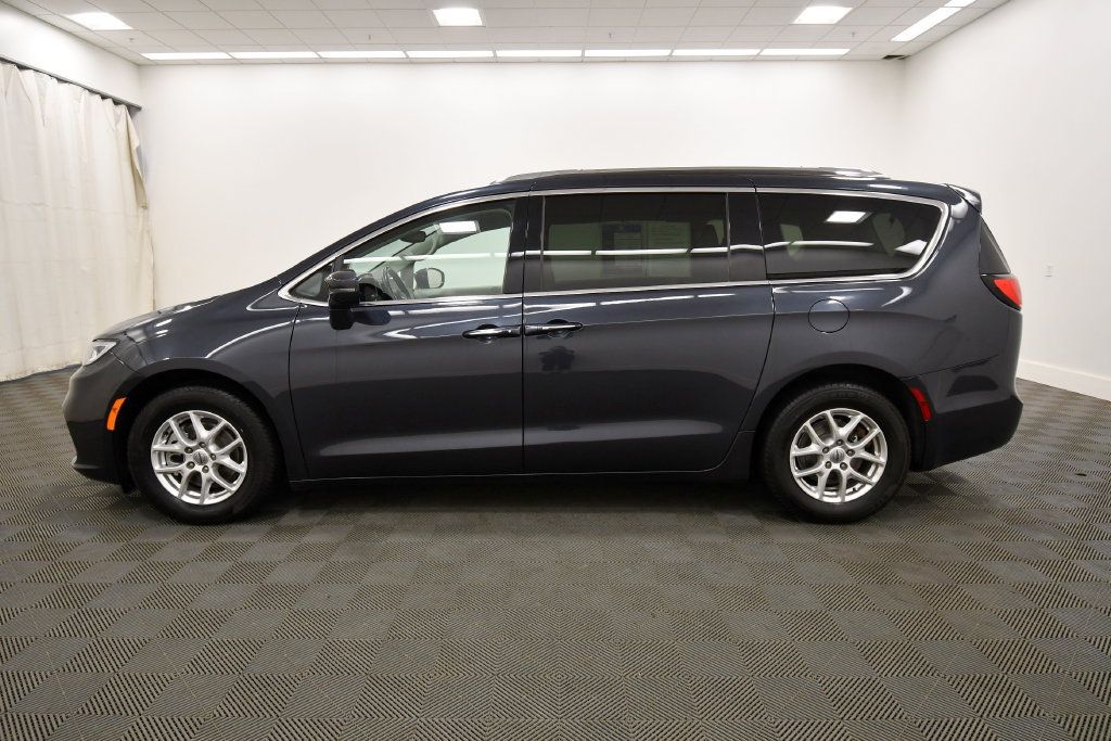 Used 2021 Chrysler Pacifica Touring-L FWD image 4