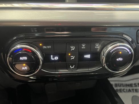 Used 2025 Chevrolet Trax LT FWD image 15