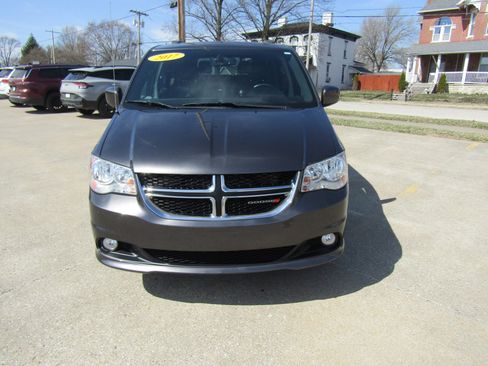 Used 2017 Dodge Grand Caravan SXT image 8