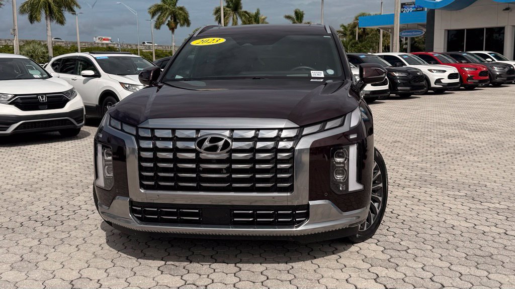 Used 2023 Hyundai Palisade Calligraphy FWD image 2