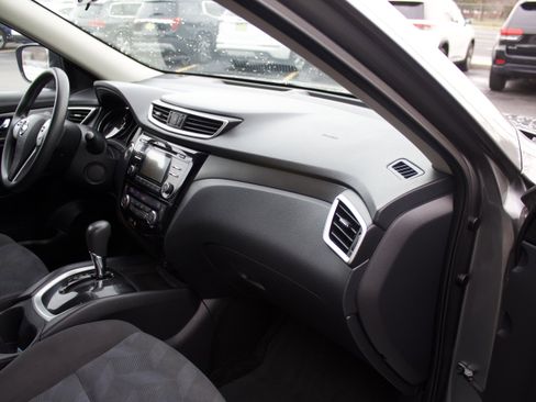 Used 2016 Nissan Rogue SV image 34