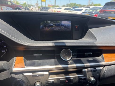Used 2015 Lexus ES 300h FWD image 12
