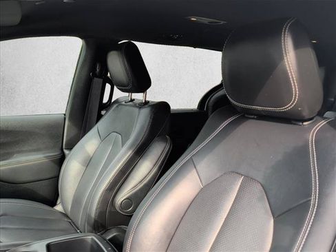 Used 2025 Chrysler Pacifica Select FWD image 11
