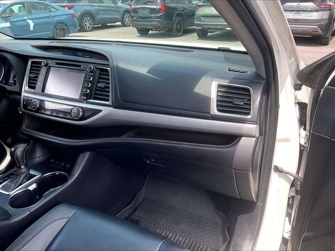 Used 2019 Toyota Highlander XLE AWD/4WD image 12