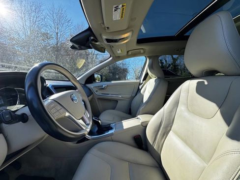 Used 2015 Volvo XC60 T5 Premier w/ Proximity Package image 11
