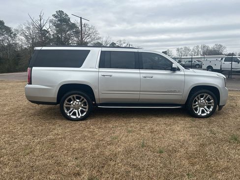 Used 2020 GMC Yukon XL SLT w/ Premium Edition image 8