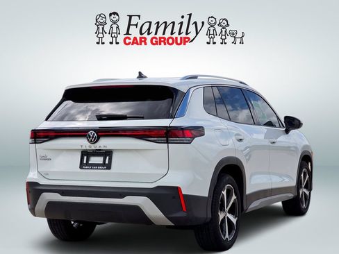 Used 2025 Volkswagen Tiguan SE FWD image 4