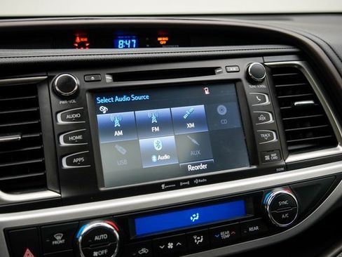 Used 2019 Toyota Highlander XLE image 22