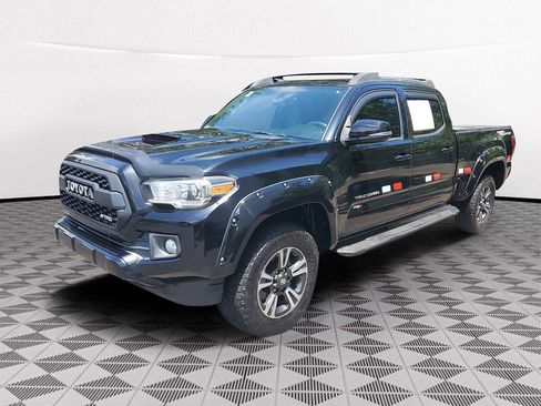 Used 2017 Toyota Tacoma TRD Sport w/ Tow Package RWD image 3