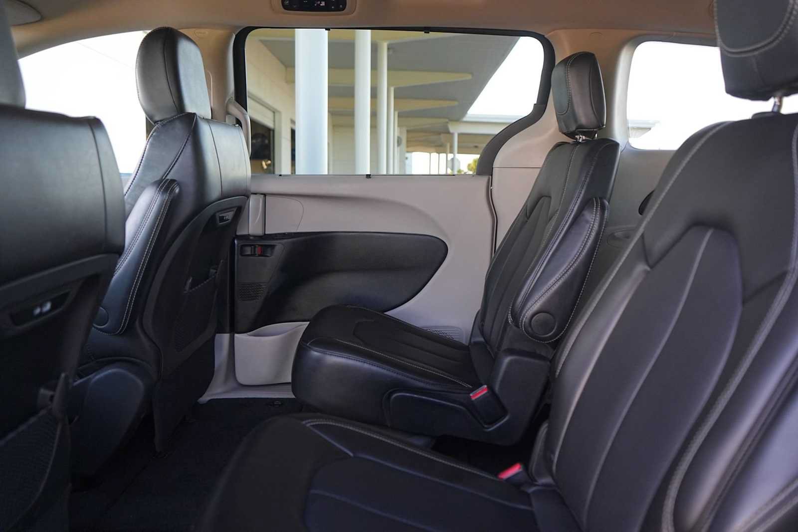 Used 2024 Chrysler Pacifica Touring-L FWD image 14