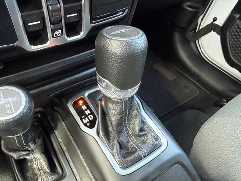 Used 2025 Jeep Gladiator Sport AWD/4WD image 32