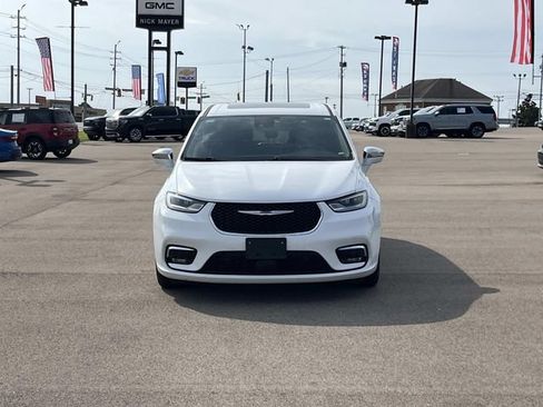 Used 2022 Chrysler Pacifica Limited FWD image 9
