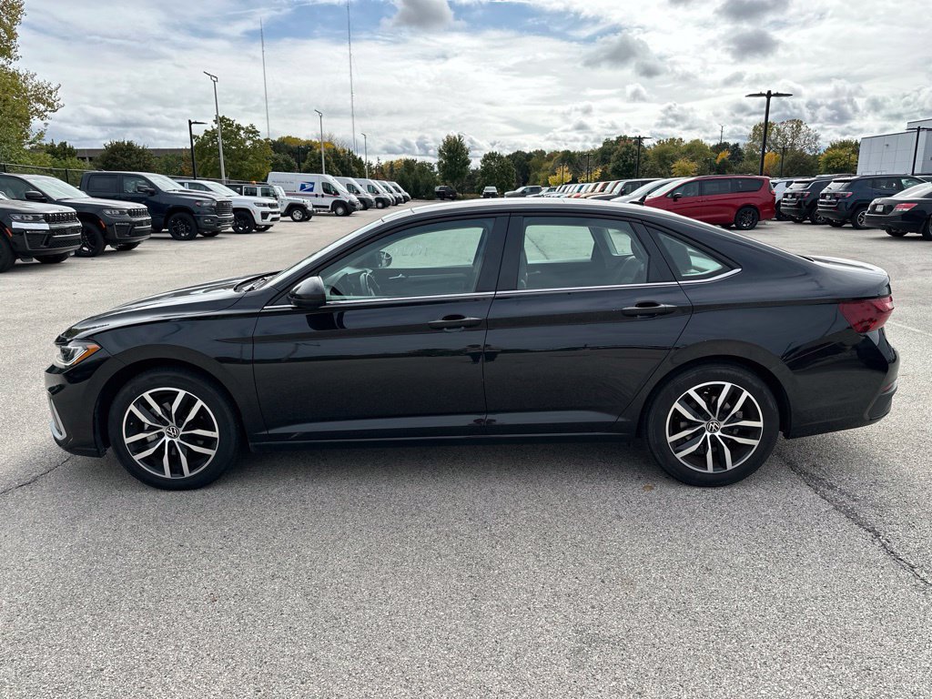 Used 2025 Volkswagen Jetta SE FWD image 10