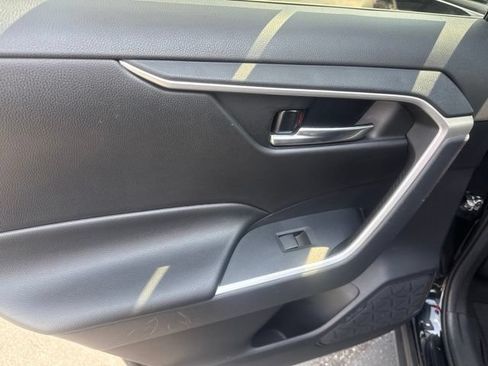 Used 2019 Toyota RAV4 XLE w/ Convenience Package FWD image 22