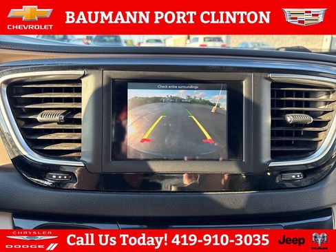 Used 2018 Chrysler Pacifica Touring-L FWD image 21