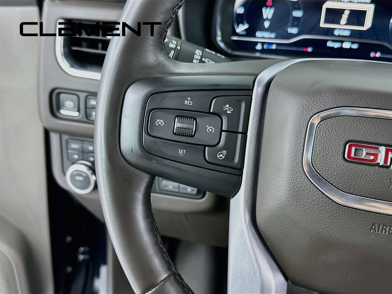 Used 2023 GMC Yukon SLT w/ SLT Premium Package AWD/4WD image 16