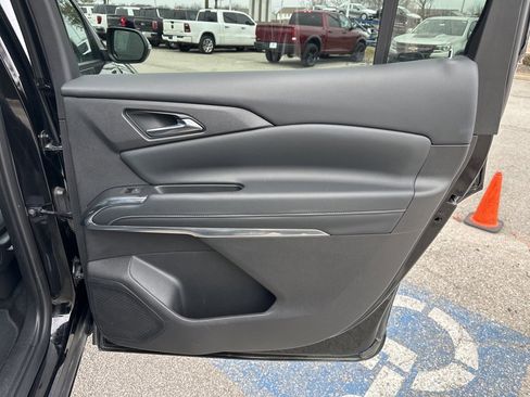 Used 2025 Chevrolet Traverse LT image 45