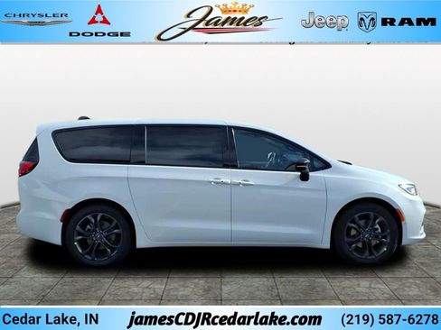 New 2026 Chrysler Pacifica Select FWD image 4