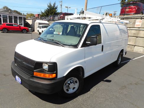 Used 2016 Chevrolet Express 2500 RWD image 4