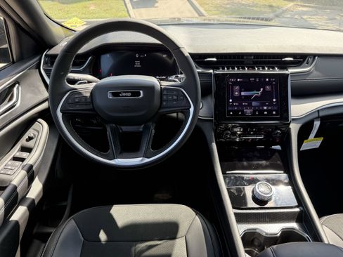 New 2025 Jeep Grand Cherokee Altitude image 11