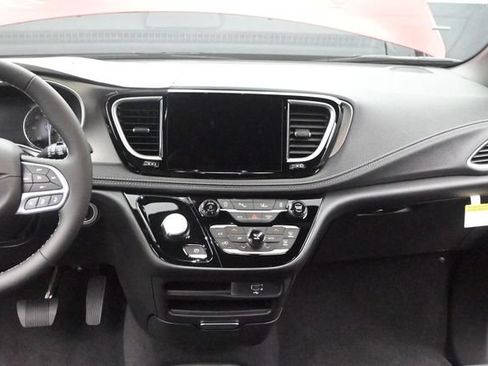 New 2027 Chrysler Pacifica Select w/ Family Tech Group AWD/4WD image 24