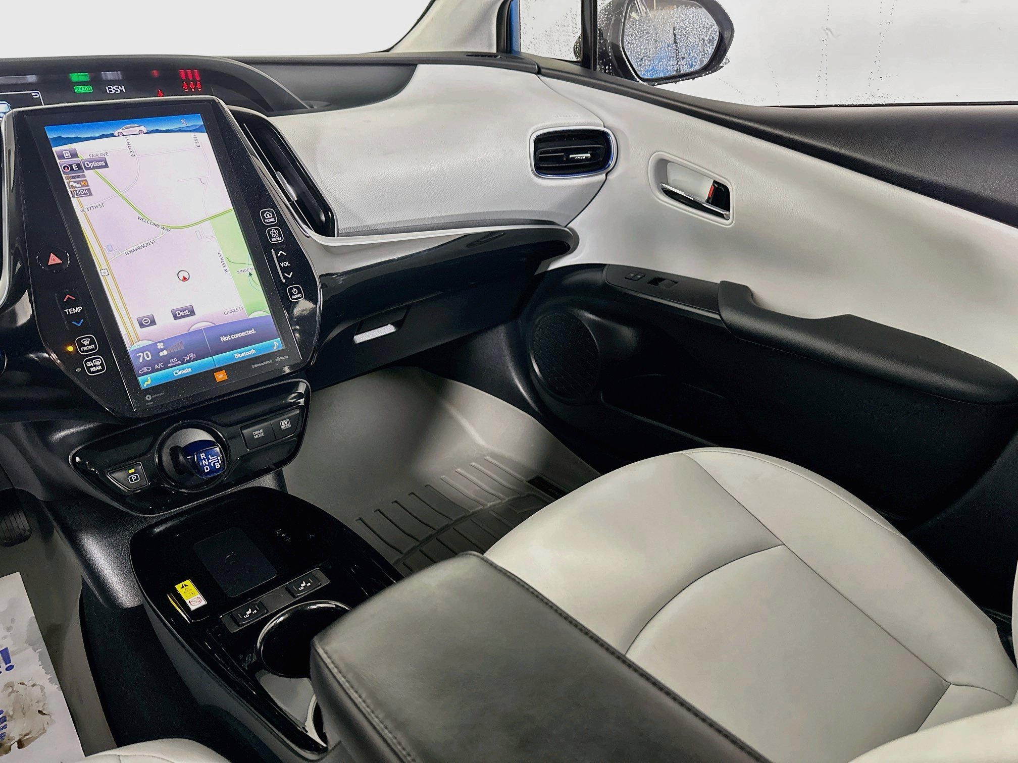Used 2022 Toyota Prius Limited w/ Premium Convenience Package FWD image 23