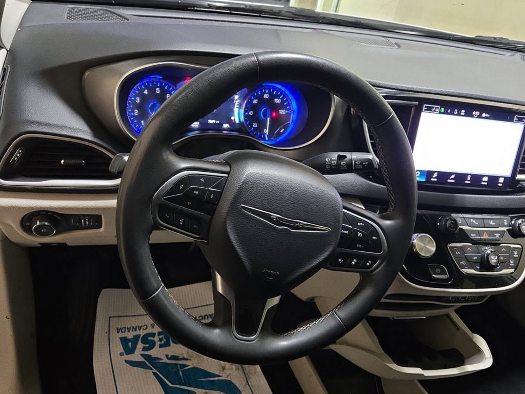 Used 2024 Chrysler Pacifica Touring-L FWD image 7
