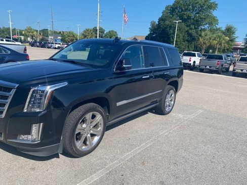 Used 2018 Cadillac Escalade Premium Luxury AWD/4WD image 2