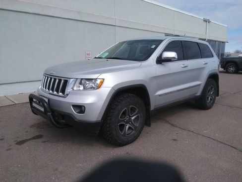Used 2013 Jeep Grand Cherokee Limited w/ Luxury Group II AWD/4WD image 2