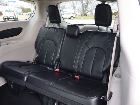 Used 2024 Chrysler Pacifica Touring-L image 11