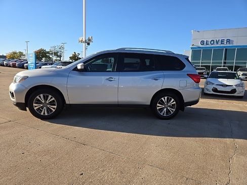 Used 2019 Nissan Pathfinder S image 2